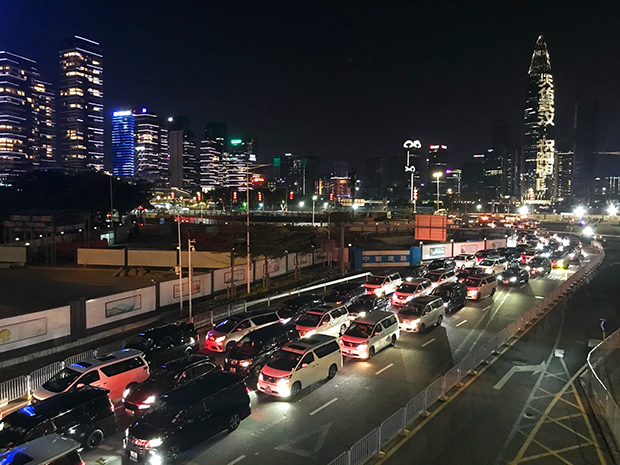 2月8日の強制隔離施行前夜の深セン湾口岸。香港に向かう車の渋滞は口岸閉鎖の深夜にまで及んだ。2020年2月7日撮影