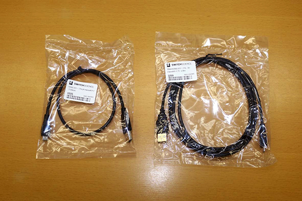 左がスイッチサイエンスで扱う通常の50cm USBケーブル。右が1.8mバージョン。