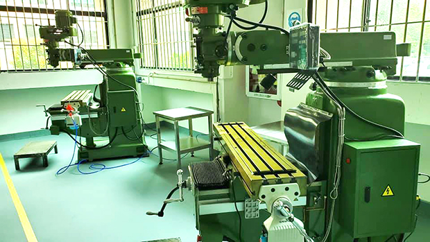 ジェネシス金型成型工場の射出成型機（上）と金型加工用の設備（下）
