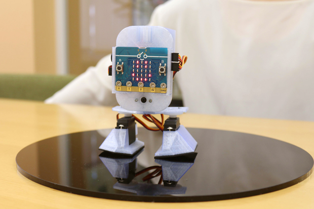 サーボモーターモジュールを使って作ったオリジナルロボット。筐体は3Dプリンターで製作。