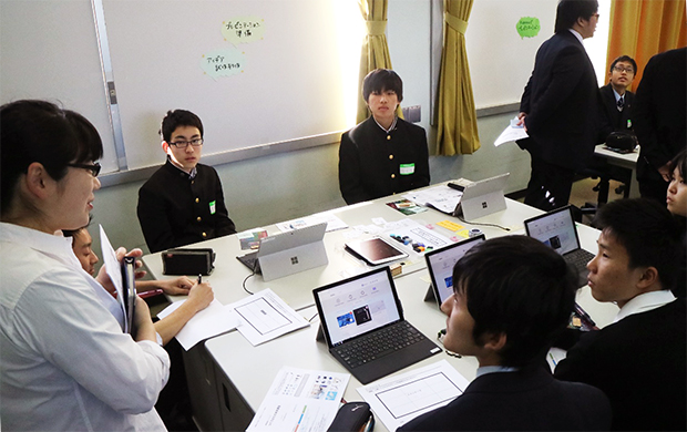 奈良県内の県立高校5校から応募した生徒4～5人が1グループとなって課題に取り組んだ。進め方については教員が、機材やアプリケーションの使い方などはメンターがフォローした。