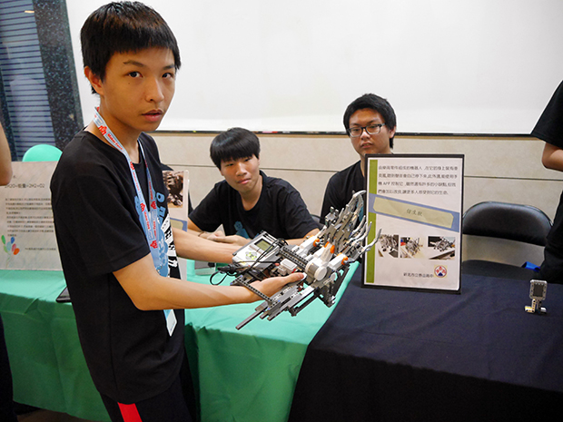 こちらは中学生がレゴ マインドストームを使って作ったロボットハンド。