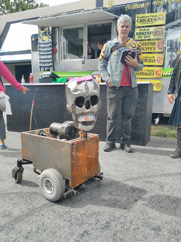 金属製のスカルと筐体にピンクのリボン。アメリカのMaker Faireでしか見られないこのロボットは、ブースを持たず場内を走り回っていた。