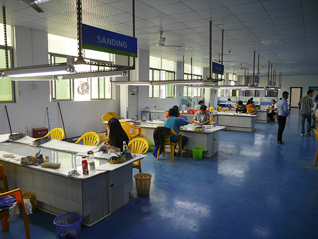 訪問時、ポリッシュ部署は大忙しだった。中国の工場ではスマホを見ながら作業をするような風景をよく見るが、この工場ではそうした状況は見られない。