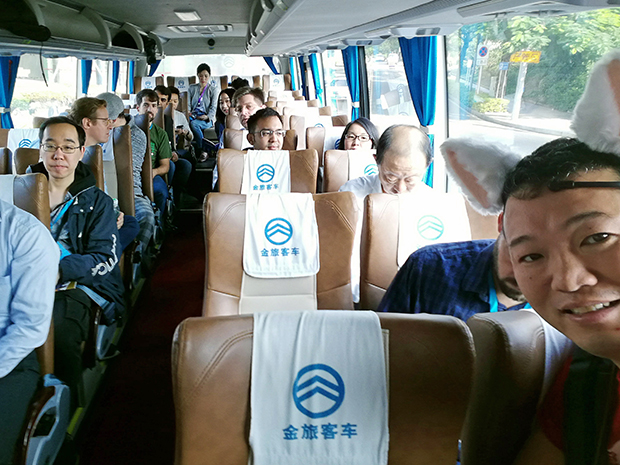 20社、30人ぐらいのスタートアップがバスで深センを巡る。製造業者の多くは香港の反対側、深センの宝安区や東莞市などに位置している。