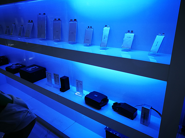 ショールームには同社が開発しているさまざまなバッテリーが並ぶ。