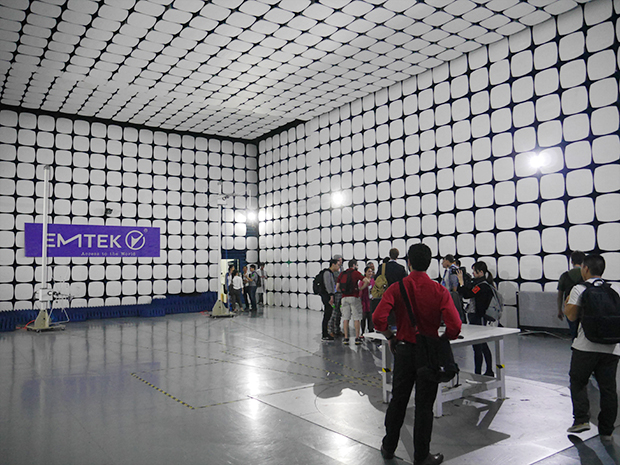 圧巻の10m電波暗室。3mの電波暗室3つを含め、合計10以上のテストルームがある。ここ深セン以外に寧波、東莞などにも検査施設がある。