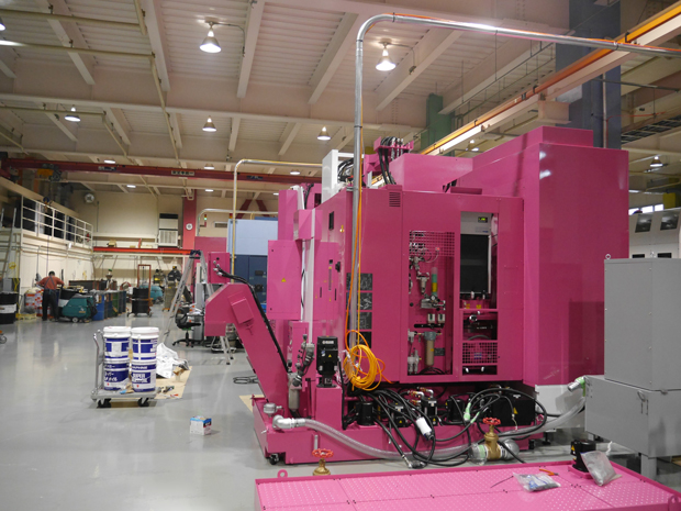 工場には最新鋭のCNCが並んでいる。マシンはすべてコーポレートカラーのピンクに塗られ、床にはちりひとつ無い。中国の工場も整理／整頓／掃除／しつけの4Sを励行しているが、この清潔感は日本の外で見つけるのは難しいものだ。