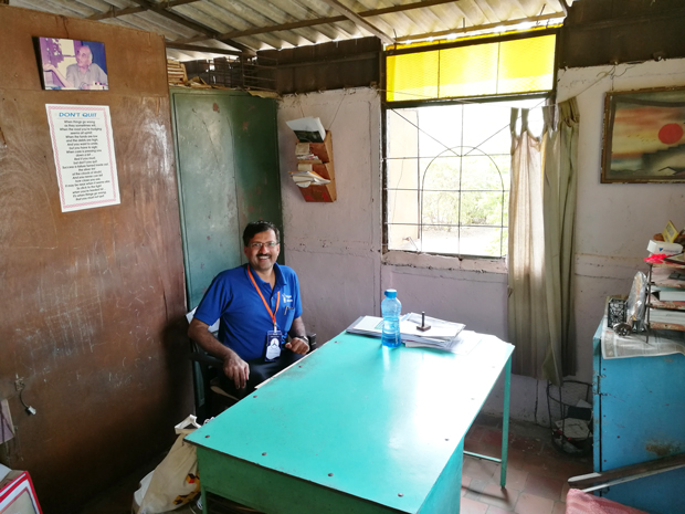 Dr.Yogeshのオフィスは村の中心の開かれた場所にある。小さなコミューンの開かれたオフィスから、何億人を助けるイノベーションが発信されている。