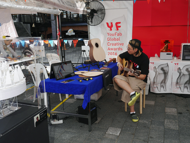 FabCafeはBangkokにも出店していて、Maker Faireにもブースを出している。ブースではワークショップのほか、レーザーカッターで切り出したギター展示なども。