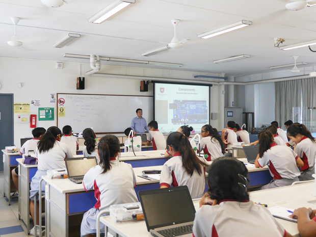 シンガポールの中学校で行われている、Arduinoを使った授業。教科書はGoogle Siteベースで日々アップデートされていて、自宅でも学べる。