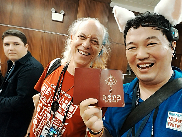 僕とミッチ。フィラデルフィアでの「オープンソースハードウェアサミット2015」にて。僕が手に持っているのは彼の考案した「ハッカースペースパスポート」