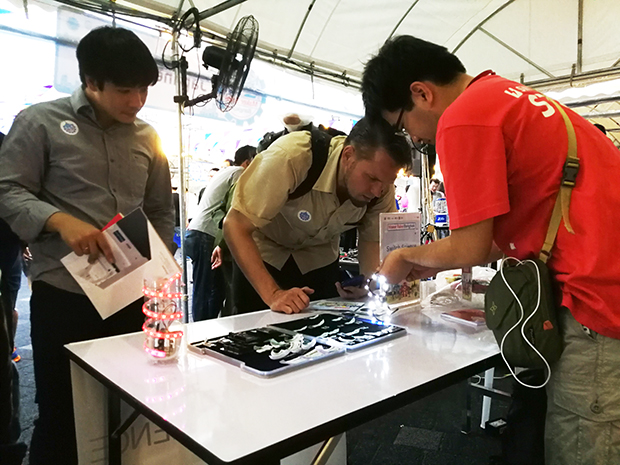 Maker Faire Bangkok 2018でのスイッチサイエンスブース。日本から持って行った「MIERUNDES」という委託販売品が注目された。まわりの日本人出展者も大人気。