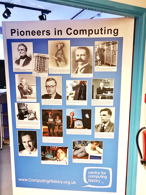 ケンブリッジのコンピューター歴史博物館に展示されている「コンピューティングのパイオニアたち」パネル。一つだけ鏡がはめ込まれている。
