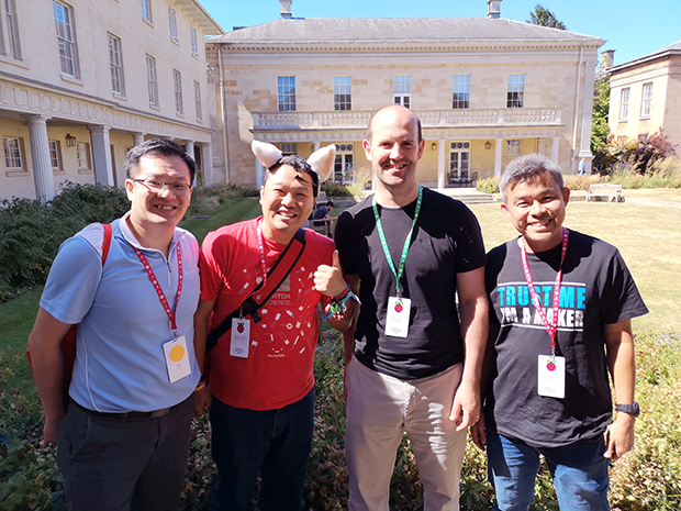 共同創設者のエベン・アプトン（右から2番目）もフル日程参加。両脇の2人はマレーシアのペナンに本社を置くCytronから参加。僕の所属するスイッチサイエンスはCytronともパートナーシップを結んでいる。