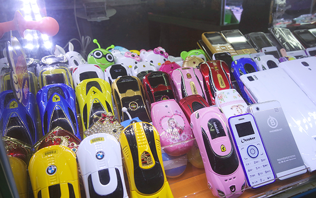 深センの市場で見られる多様な携帯電話