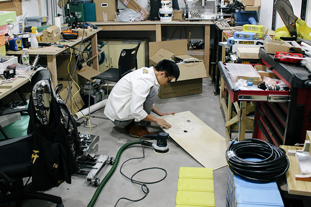 30歳のSun Haoqinは、最近メイカースペースでワイヤレス充電器を作っている。(写真提供Xue Yujie/Sixth Tone,2017年7月16日撮影）