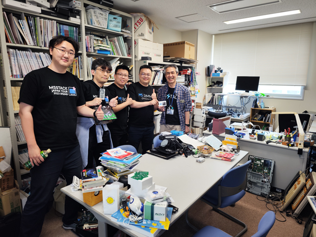 金沢にて、秋田純一教授（右端）の研究室を訪れたM5Stackチーム。秋田教授はM5Stackシリーズの製品アイデアをジミーに持ち込み、深圳滞在中に製品化した。