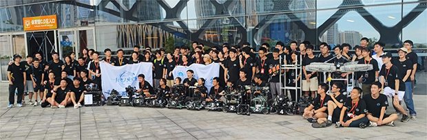 3位に輝いた華南理工大学のロボットクラブ「華南虎」。同じ番号のロボットは予備。
