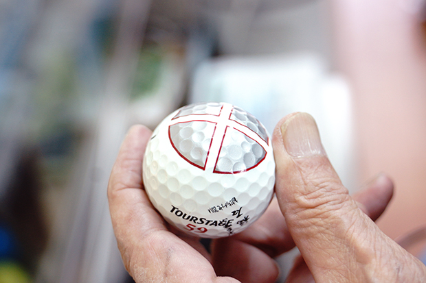 凹凸のあるゴルフボールにくっきりと印刷された模様。