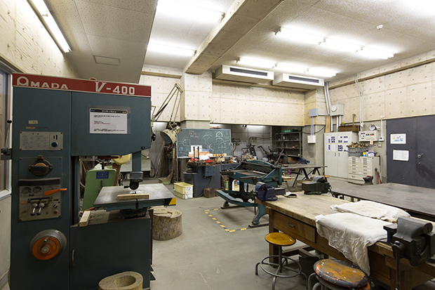 キャンパス内にある工房には、さまざまな工作機械が設置してある。